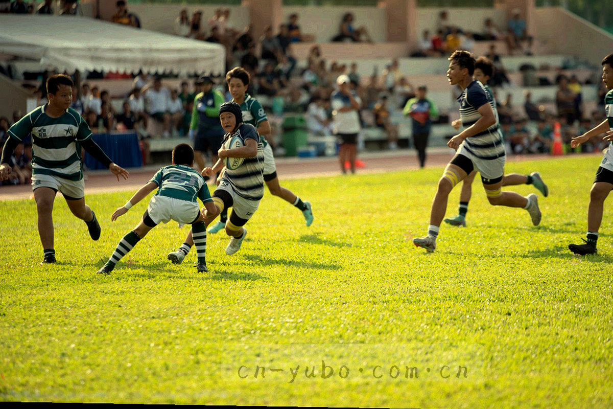 厂房内部俯拍，产线轨道与工序编号标签清晰可见